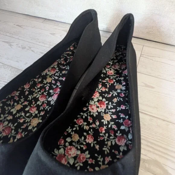 Black Flats with Floral design insole - Picture 2 of 5